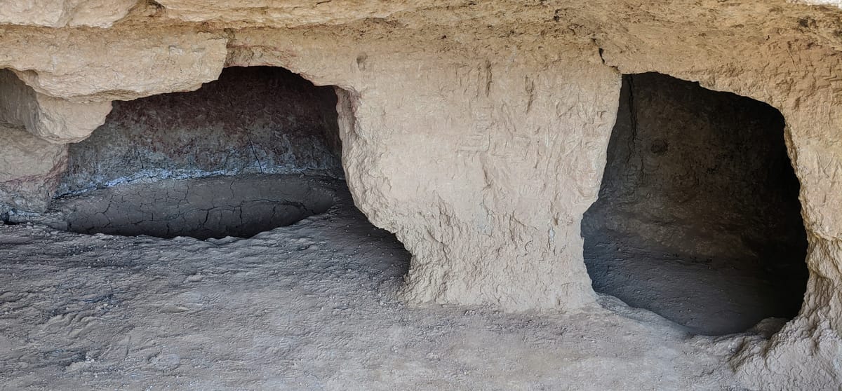 Interior de las cuevas eremíticas excavadas en la roca de las Cuevas Menudas