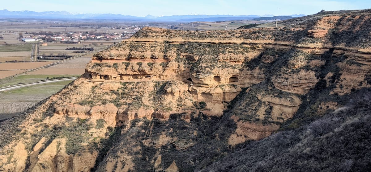 El cantil de las Cuevas Menudas sobre la vega, en Villasabariego (León)