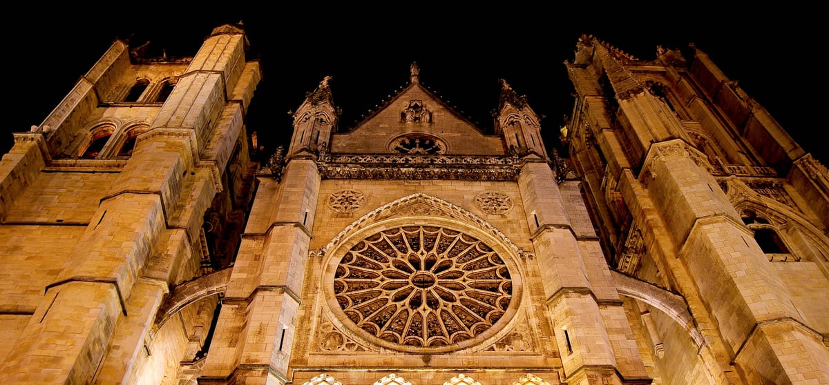 Fachada de la catedral gótica de León iluminada de noche