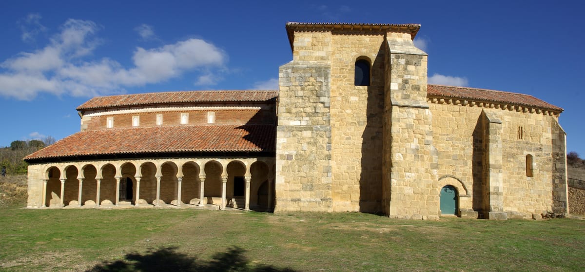 Pórtico de arcos de herradura del monasterio mozárabe de San Miguel de Escalada (León)